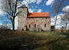 Zamek w Bezawkach - Widok od strony dawnej bramy wjazdowej, fot. ZeroJeden, IV 2007