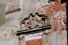 Zamek w Chobieni - Detal nad oknem w poudniowej elewacji, fot. ZeroJeden, V 2005