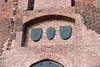 Zamek w Ciechanowie - Herby nad wtrnie przebitym przejazdem bramnym w zachodnim murze obwodowym, fot. JAPCOK, VI 2003