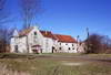 Zamek w Grabinach-Zameczku - Widok na budynki z zachowanymi murami zamkowymi z poudniowego-wschodu, fot. ZeroJeden, IV 2004