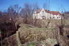 Zamek w Grabinach-Zameczku - Przyziemie murw obwodowych i okrgej naronej baszty, fot. JAPCOK, IV 2004