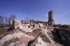 Zamek w Iy - Widok na ruiny zamku od strony bramy wjazdowej, fot. ZeroJeden, IV 2005