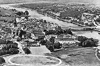 Zamek w Kronie Odrzaskim - Krosno Odrzaskie z zamkiem na pierwszym planie na zdjciu z 1931 roku