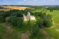 Zamek w Mokrsku Grnym - Widok zamku na zdjciu lotniczym, fot. ZeroJeden, VI 2019