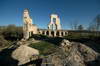 Zamek w Mokrsku Grnym - Widok z poudniowego naronika na pozostaoci skrzyda zamkowego, fot. ZeroJeden, IV 2007