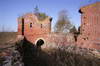 Zamek w Pokrzywnie - Szyja bramna na podzamczu i brama zamku, fot. ZeroJeden, IV 2005