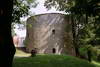 Zamek Kazimierzowski w Przemylu - Basteja odbudowana w miejscu odkrytych w XX wieku fundamentw, fot. ZeroJeden, VIII 2001