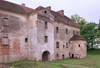 Zamek w Witostowicach - Skrzydo z bram wjazdow, widok z umocnie ziemnych, fot. ZeroJeden, V 2004