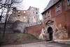 Zamek Grodno w Zagrzu lskim - Brama wjazdowa na zamek dolny i widok na zamek grny, fot. ZeroJeden, IV 2003