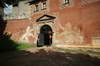 Zamek Grodno w Zagrzu lskim - Widok bramy wjazdowej od zachodu, fot. ZeroJeden, VI 2007
